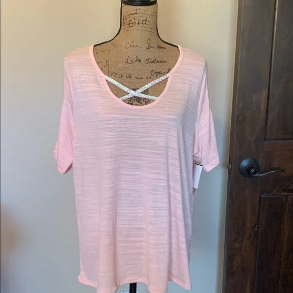 LAST ONE! HOST PICK! Pretty pink cold shoulder plus top-New! - Picture 1 of 4